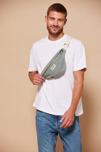 Charger l'image dans la galerie, sac-banane-hindbag-sauge-ethique-responsable