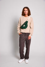 Charger l'image dans la galerie, sac-banane-olivia-velours-sapin-hindbag