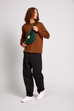 Charger l'image dans la galerie, sac-banane-sasha-velours-sapin-hindbag