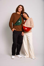 Charger l'image dans la galerie, sac-banane-sasha-velours-sapin-hindbag