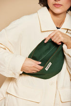 Charger l'image dans la galerie, sac-banane-olivia-vert-sapin-hindbag-ethique-responsable