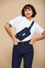 Charger l'image dans la galerie, sac-banane-harry-navy-hindbag-ethique-durable