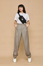 Charger l'image dans la galerie, sac-banane-harry-noir-hindbag-ethique-durable