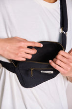 Charger l'image dans la galerie, sac-banane-harry-noir-hindbag-ethique-durable