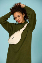 Charger l'image dans la galerie, sac-banane-olivia-velours-blanc-hindbag-ethique-responsable