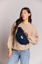 Charger l'image dans la galerie, sac-banane-XL-sofia-navy-hindbag-ethique-responsable