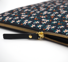 Charger l'image dans la galerie, housse-ordinateur-13-pouces-jardin-fleuri-casyx