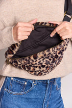 Charger l'image dans la galerie, sac-banane-olivia-fausse-fourrure-leopard-hindbag-ethique-durable
