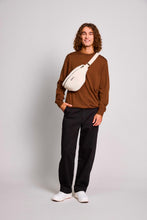 Charger l'image dans la galerie, sac-banane-olivia-teddy-arctique-hindbag-ethique-durable
