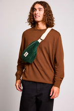 Charger l&#39;image dans la galerie, sac-banane-olivia-velours-sapin-hindbag
