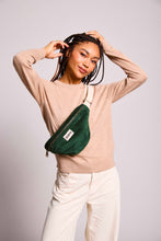 Charger l&#39;image dans la galerie, sac-banane-olivia-velours-sapin-hindbag
