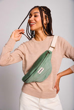 Charger l&#39;image dans la galerie, banane-olivia-velours-vert-eau-hindbag
