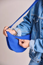 Charger l&#39;image dans la galerie, sac-banane-andrea-bleu-electrique-hindbag-ethique-durable
