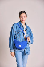 Charger l&#39;image dans la galerie, sac-banane-andrea-bleu-electrique-hindbag-ethique-durable

