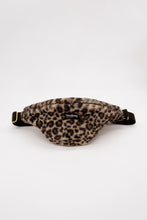 Charger l'image dans la galerie, sac-banane-olivia-fausse-fourrure-leopard-hindbag-ethique-durable
