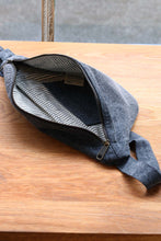 Charger l&#39;image dans la galerie, sac-banane-sasha-L-denim-gris-hindbag-ethique-responsable
